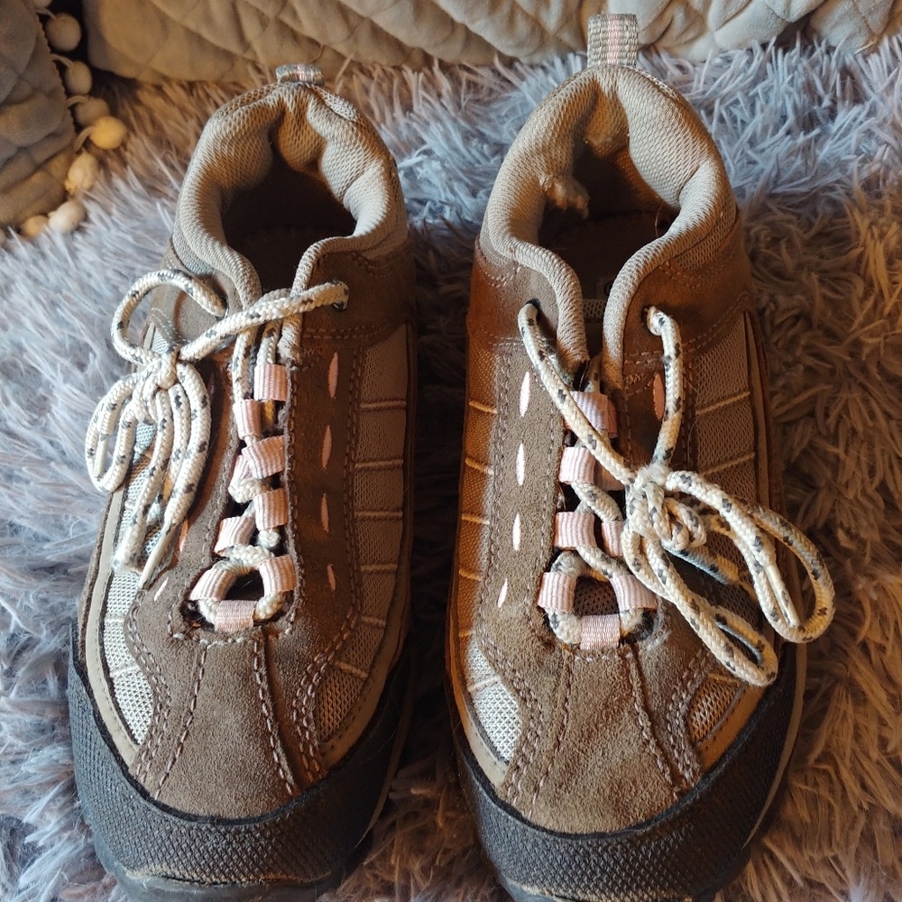 Hiking tennis shoes